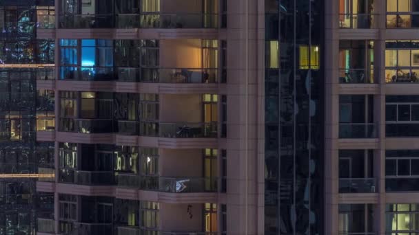 Ventanas de edificios de apartamentos por la noche timelapse, la luz de las ventanas de las casas — Vídeos de Stock