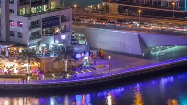 Вид с воздуха на небоскребы Dubai Marina и самую роскошную яхту в гавани ночью timelapse, Дубай, Объединенные Арабские Эмираты — стоковое видео