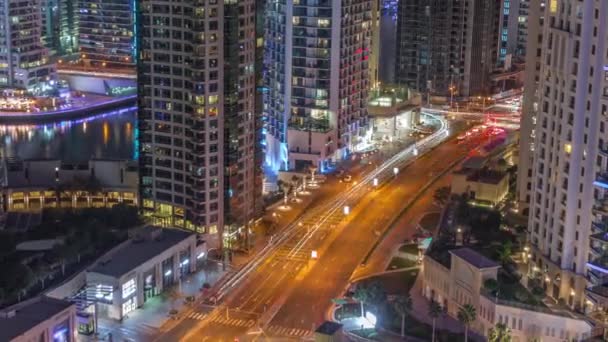 Вид з повітря на Дубай Марина хмарочос і найрозкішніша яхта в порту нічного часу, Дубай, Об'єднані Арабські Емірати — стокове відео