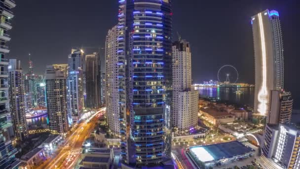 Vue panoramique sur le port de plaisance de Dubaï et le quartier JBR et la célèbre timelapse nocturne aérienne de la Grande Roue — Video