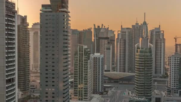 Вид с воздуха на небоскребы Dubai Marina и самую роскошную яхту в гавани утром timelapse, Дубай, Объединенные Арабские Эмираты — стоковое видео