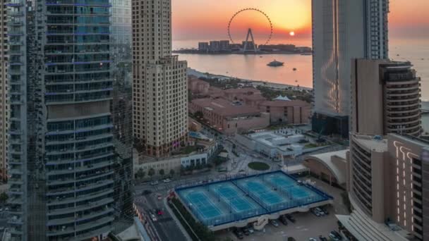 Dubai Marina ve JBR bölgesinin panoramik manzarası ve ünlü dönme dolabın gündüz ve gece saatleri. — Stok video