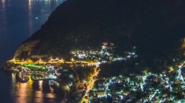 Fransız Rivierası'nda Akdeniz kıyı şeridi Eze kasaba Köyü nün gece timelapse görünümü