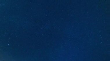 Güzel yıldızlı gece gökyüzü manzarası Güney Fransa 'daki Eze köyünün tepesinden