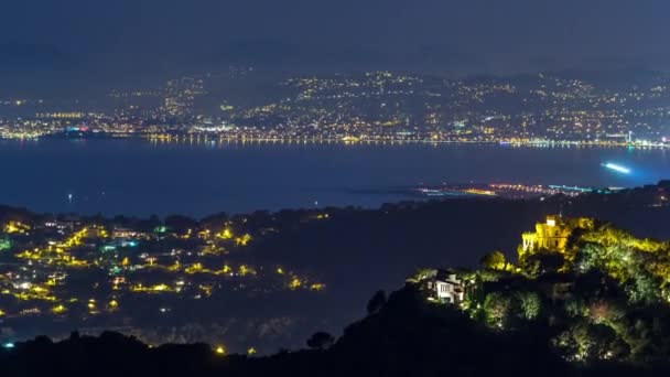 Noite timelapse vista do aeroporto em Nice e costa mediterrânica na Riviera Francesa — Vídeo de Stock