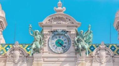 Monako 'daki Monte Carlo Kumarhanesi' nin 19. yüzyıl barok tarzı sarayının tepesindeki saat.