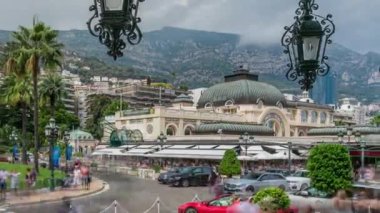 Turistler pahalı arabaları ve ünlü Casino timelapse Monako'daki Monte Carlo'da bina resimleri yapmak.