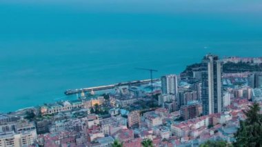 Monte Carlo, Monako gün gece timelapse Cityscape yaz güneş battıktan sonra binaların çatıları ile.