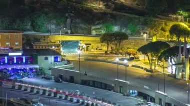 Monte Carlo, Monako gece timelapse yatlar ve dolgu trafik ile Cityscape.