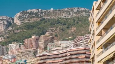 Monaco, Monte Carlo mimarisi üzerinde dağ tepe arka plan timelapse. Birçok çok katlı evler, binalar.
