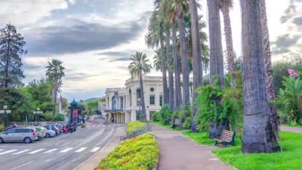 Wieczorem widok na palmy na ulicy centrum Beaulieu-sur-Mer timelapse hyperlapse. — Wideo stockowe