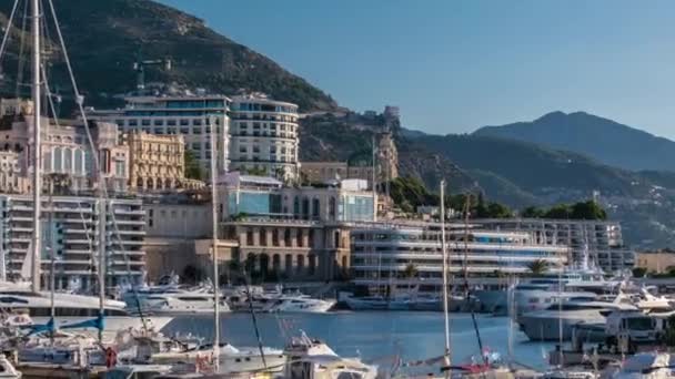 Monte Carlo Port Hercule panoráma timelapse. Luxus jachtok és Monaco kaszinó, spát. — Stock videók