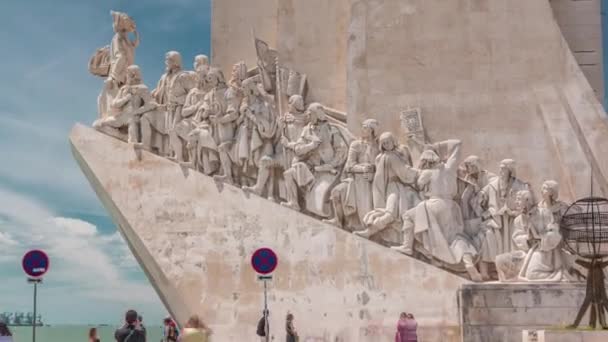 Monument van ontdekkingen viert de Portugezen die aan de leeftijd van ontdekking, Lissabon, Portugal timelapse deelnamen — Stockvideo