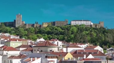 Kale city Sesimbra, Portekiz Atlantik kıyısında timelapse yakınındaki kırmızı çatılı evleriyle
