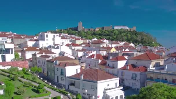 Castillo con casas con techo rojo cerca de la ciudad Sesimbra, costa atlántica de Portugal timelapse — Vídeos de Stock