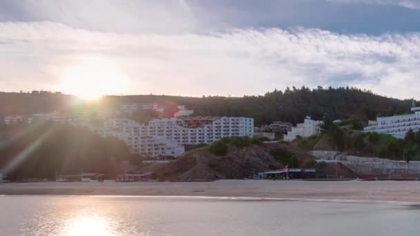 Pôr do sol no Oceano Atlântico, Baía de Sesimbra, Portugal timelapse — Vídeo de Stock