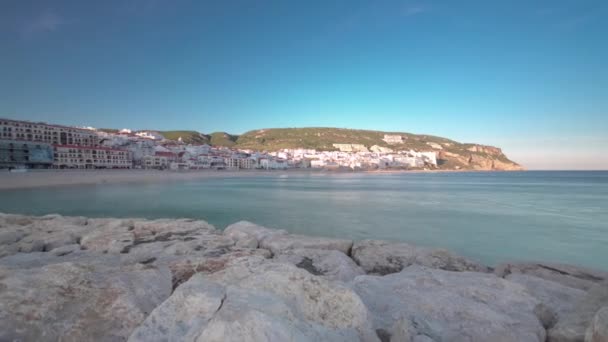 Puesta de sol en la pequeña ciudad de Sesimbra Portugal, panorama timelapse — Vídeos de Stock