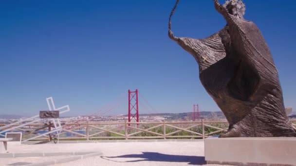 Ponte que liga a cidade de Lisboa ao miradouro do município de Almada com estátua, Lisboa timelapse — Vídeo de Stock