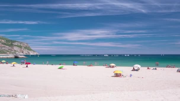 Playa en Sesimbra con nubes en movimiento, Portugal timelapse — Vídeos de Stock