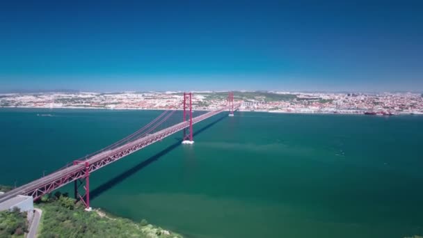 25 日 4 月悬索桥塔霍河上连接 Almada 和里斯本葡萄牙过程 — 图库视频影像