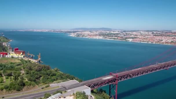 25. April Hängebrücke über den Fluss Tagus, die Almada und Lissabon im portugiesischen Zeitraffer verbindet — Stockvideo