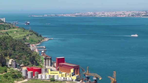 De Taag of Tejo stroomopwaarts. De langste rivier op het Iberisch schiereiland timelapse — Stockvideo