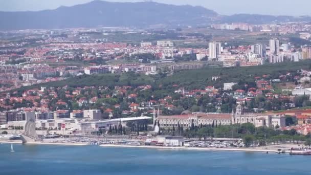 Vista panorámica del horizonte de Lisboa, los muelles y el río Tajo, Lisboa, Portugal timelapse — Vídeo de stock