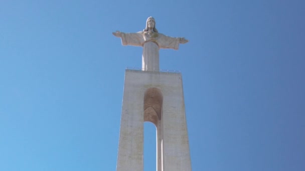 Μνημείο του Ιησού Χριστού σε Almada, περιοχή της Λισαβόνα, Πορτογαλία timelapse hyperlapse — Αρχείο Βίντεο
