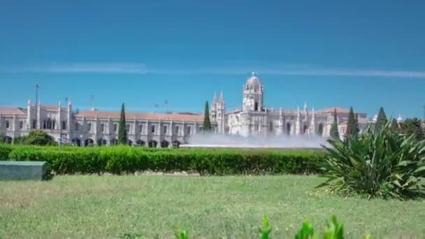 A Jeronimos kolostor vagy Hieronymites kolostor Lisszabonban, Portugália timelapse hyperlapse — Stock videók