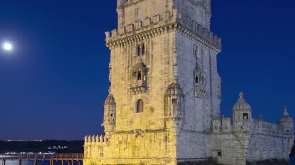 Belem Torony a Tagus River éjszakai időugrásánál. Lisszabon, Portugália. — Stock videók