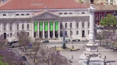 Lizbon şehir merkezindeki Rossio Meydanı 'nda Santa Justa Asansörü' nden Kral IV. Pedro 'nun bir anıtı var. Portekiz zaman aralığı