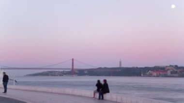 Gün batımında Tagus Nehri üzerindeki 25. Köprü, Lizbon, Portekiz zaman aşımı