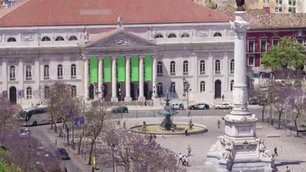 Lizbon şehir merkezindeki Rossio Meydanı 'nda Santa Justa Asansörü' nden Kral IV. Pedro 'nun bir anıtı var. Portekiz zaman aralığı — Stok video