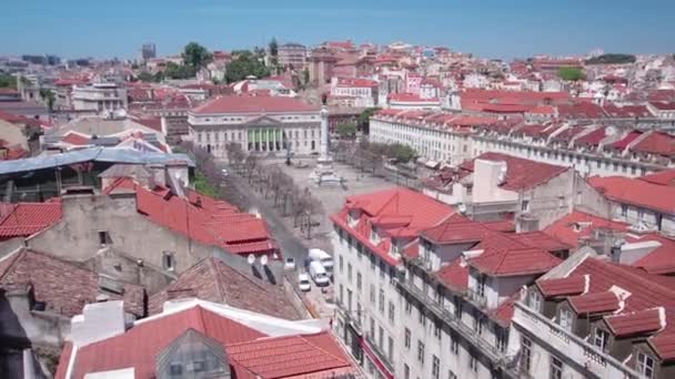 Lizbon şehir merkezindeki Rossio Meydanı 'nda Santa Justa Asansörü' nden Kral IV. Pedro 'nun bir anıtı var. Portekiz zaman aralığı — Stok video