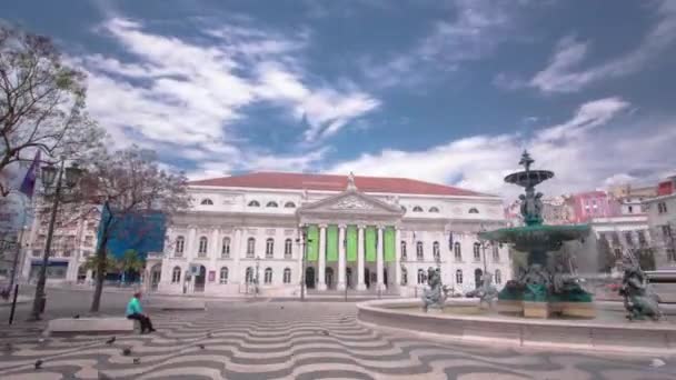 Den National Theatre D. Mariaen. Rossiotorget med fontän, Lissabon, Portugal timelapse hyperlapse — Stockvideo