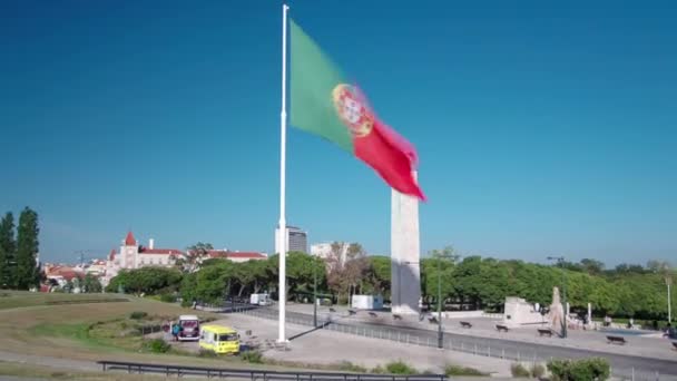 Grande bandiera portoghese in cima al Parco Eduardo VII a Lisbona Portogallo timelapse — Video Stock