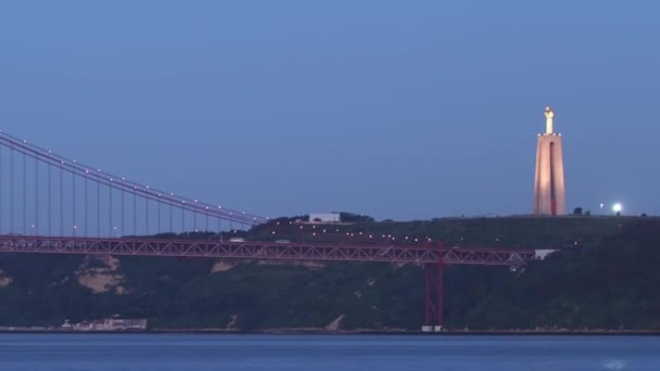 Brücke 25 de abril am Fluss tagus in der Dämmerung, Lissabon, portugal timelapse — Stockvideo