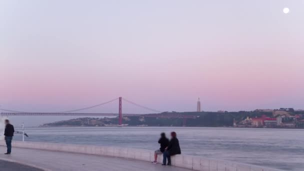 Brücke 25 de Abril über den Tejo bei Sonnenuntergang, Lissabon, Portugal Zeitraffer — Stockvideo