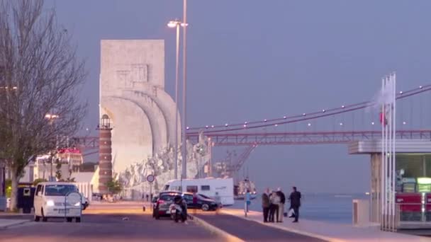 Monumen Penemuan di tepi laut, Lisbon, Portugal siang sampai malam timelapse — Stok Video