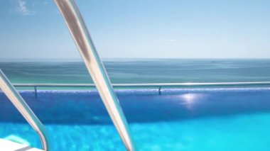 Otel Yüzme Havuzu ile güneşli yansımaları timelapse, Sesimbra, Portekiz