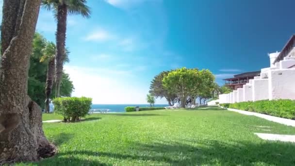Gräsmatta nära stranden och Atlantkusten i Sesimbra, Portugal timelapse — Stockvideo