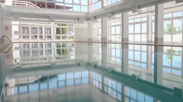 Vista de una piscina cubierta en un hotel timelapse, Sesimbra, Portugal — Vídeos de Stock