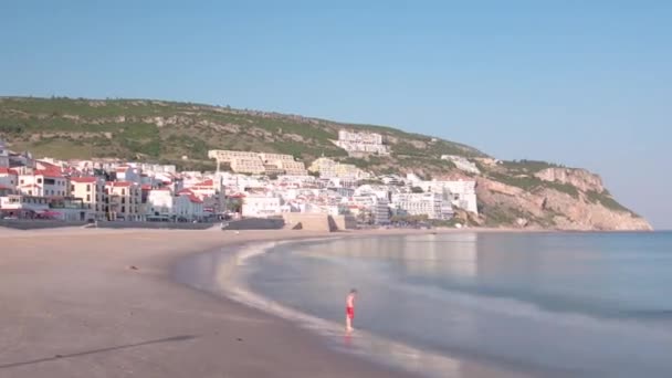 Pláž v malém městě Sesimbra, Portugalsko, panorama timelapse hyperlapse — Stock video
