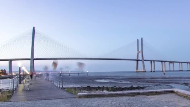 Most Vasco da Gama přes Tajo řeky timelapse, Lisabon, Portugalsko — Stock video