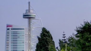 Milletler Parkı 'ndaki Otel Kulesi' nin yakınındaki yürüyüş yolu günden geceye geçiyor.