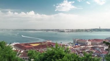 Lisboa şehir merkezinin kuş bakışı görüntüsü. Baixa Ticaret Meydanı 'nın çatısında. Portekiz zaman aralığı