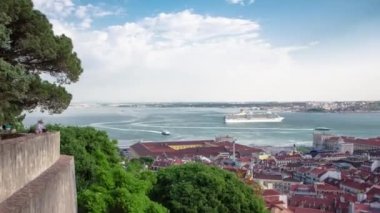 Lisboa şehir merkezinin kuş bakışı görüntüsü. Baixa Ticaret Meydanı 'nın çatısında. Portekiz zaman aralığı