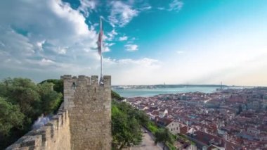 Lisboa şehir merkezinin kuş bakışı görüntüsü. Baixa Ticaret Meydanı 'nın çatısında. Portekiz zaman aralığı