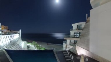Sesimbra, Portekiz, timelapse otelin modern Binası gece görünümü