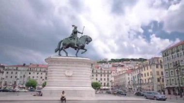 Figueira Baixa ilçe meydanında. Kral Dom Joao ben heykel ve Sao Jorge Kalesi hill timelapse hyperlapse üstüne